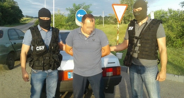 В Кропивницком банда полицейских шантажировала фотографа за “растление” несовершеннолетних