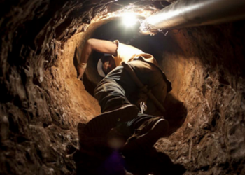 В ларек «Колбаса» в Николаеве вор проник через подземный ход. Но добычу унести не получилось