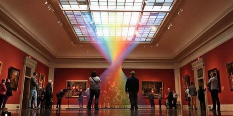 Художник создает радуги