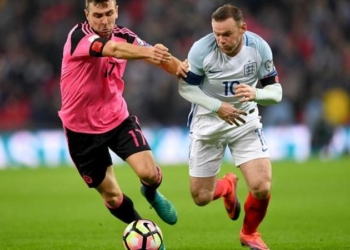 Капитан сборной Англии Уэйн Руни получил травму, поскользнувшись на бутылке из-под энергетика