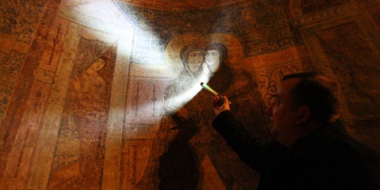 На стенах Софиевского собора обнаружили древние граффити: молитвы, проклятья, признания в любви, ну и котиков