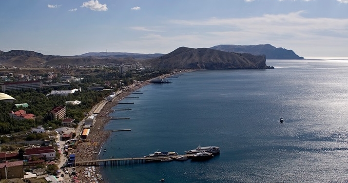 В Крыму все побережье Судака покрыто мазутом, местных жителей просят на пляж не выходить