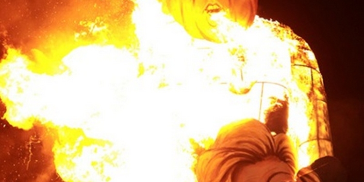 Англичане сожгли 11-метровое чучело Трампа