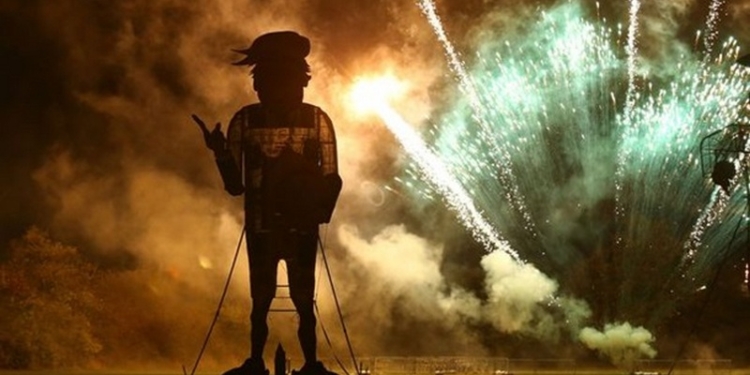 Англичане сожгли 11-метровое чучело Трампа