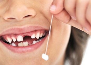 Вы в детстве рвали себе молочные зубы, привязывая ниточку к двери? У этого мальчика в распоряжении было Audi