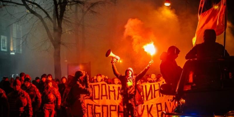 Футбольные ультрас устроили “огненный” марш в Одессе