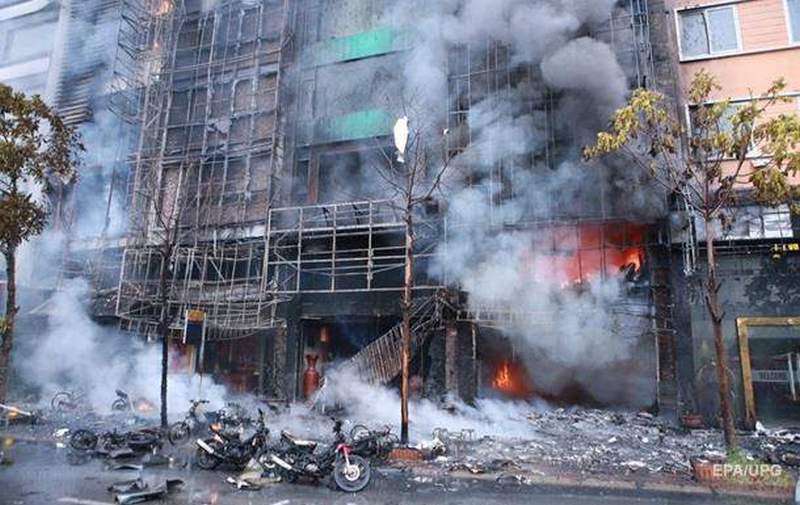 В столице Вьетнама сгорел караоке-бар: 13 погибших 1