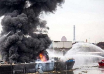 В Пакистане решили порезать старый нефтетанкер на металл: после взрыва осколки раскидало на 2 км