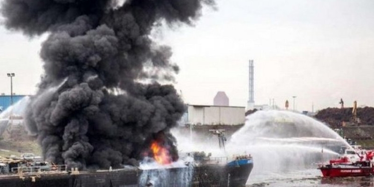 В Пакистане решили порезать старый нефтетанкер на металл: после взрыва осколки раскидало на 2 км