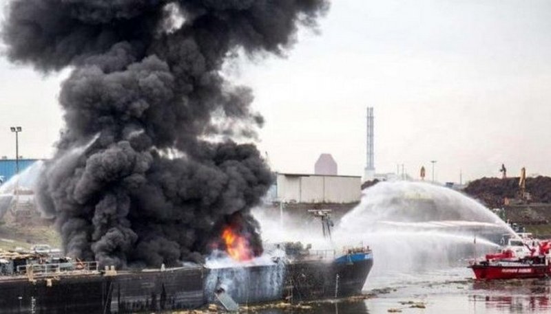 В Черном море горит российский танкер с мазутом на борту 3