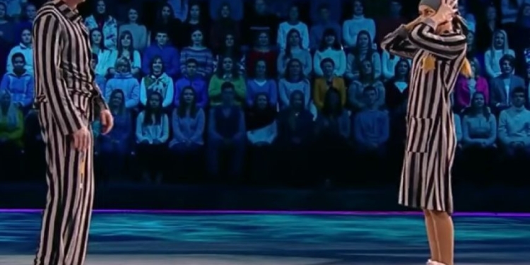 Жена Пескова в костюме узника концлагеря станцевала в ледовом шоу под музыку “Жизнь прекрасна”. Песков ею гордится