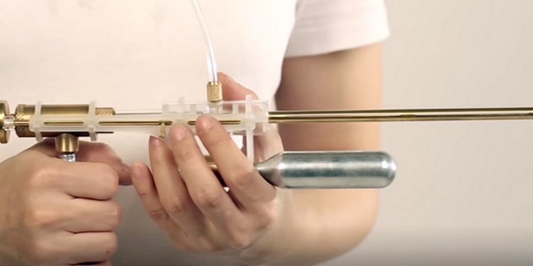 Студентка из Тайваня создала ружье, стреляющее слезами