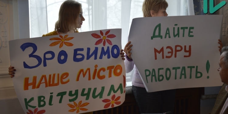 Сессия Николаевского горсовета никак не начнётся, а депутат Ентин успел поругаться с «сектой Сенкевича»