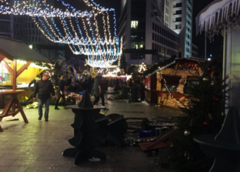 В Берлине грузовик протаранил толпу на рождественской ярмарке – в результате теракта погибло 9 человек