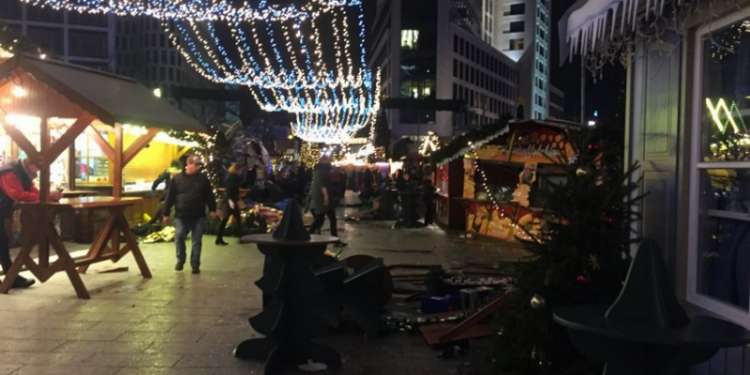 В Берлине грузовик протаранил толпу на рождественской ярмарке – в результате теракта погибло 9 человек