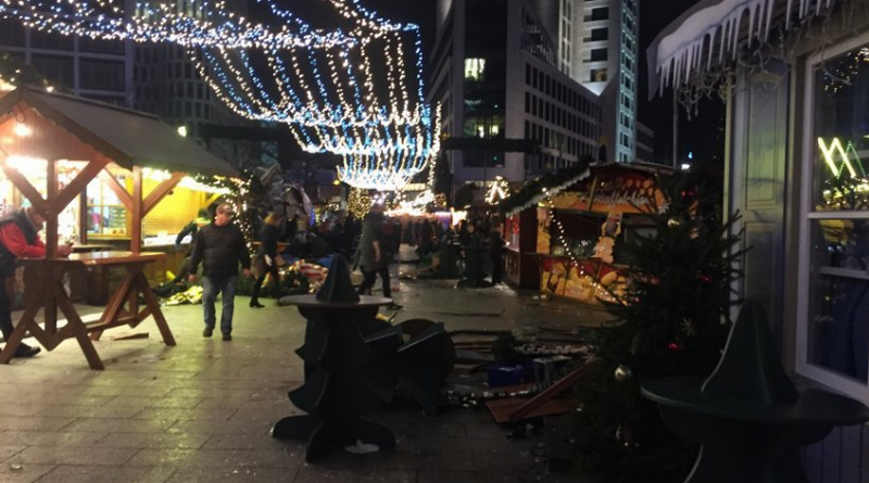 В Берлине грузовик протаранил толпу на рождественской ярмарке – в результате теракта погибло 9 человек 4