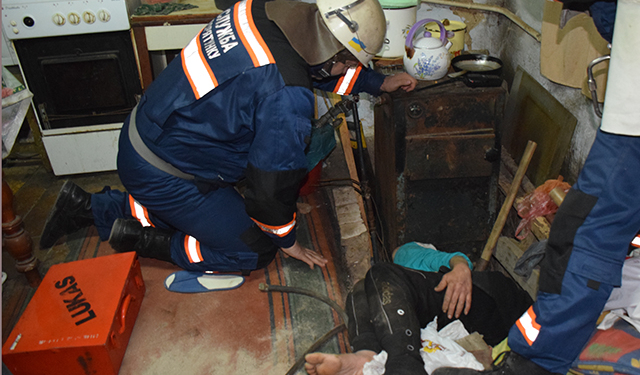 В Николаеве нетрезвая дама засунула голову в проем между стеной и котлом. И застряла