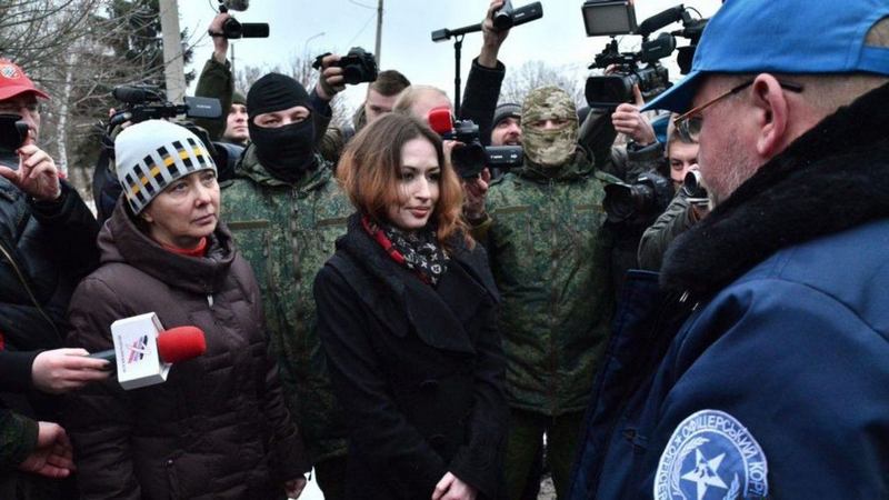 Боевики самопровозглашенной «ДНР» передали двух заложниц 1