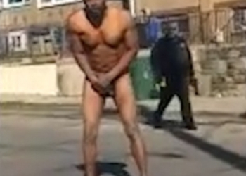 В Филадельфии мужчина придумал специфический способ борьбы с припаркованными автомобилями (18+)