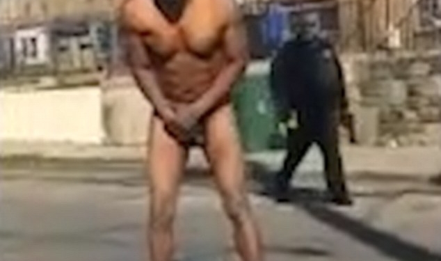 В Филадельфии мужчина придумал специфический способ борьбы с припаркованными автомобилями (18+)