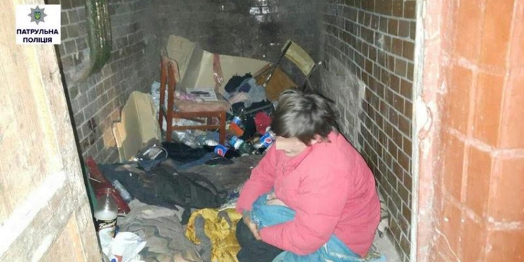 В помещении под мусоропроводом многоэтажки в Николаеве полицейские нашли младенца