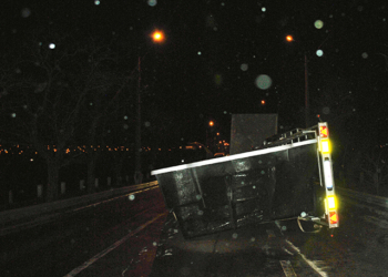 Движение на Варваровском мосту в Николаеве перекрыл… бассейн