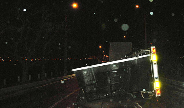 Движение на Варваровском мосту в Николаеве перекрыл… бассейн