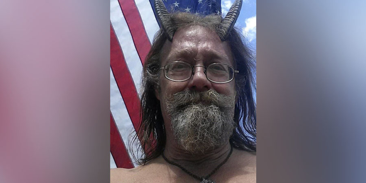 Его не послали перефотографироваться: у языческого священника на удостоверении водителя – фото с рогами