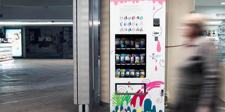 А не хотите ли носочков из автомата? Дорого, но «от металлического сердца»