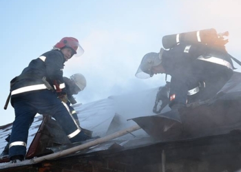 Замкнуло: на ул.Плотницкой в Николаеве загорелся жилой дом