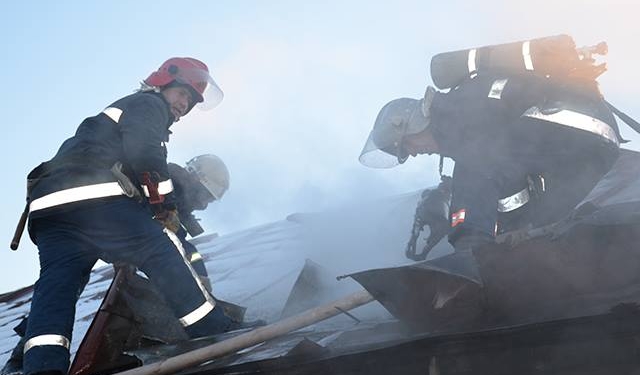 Замкнуло: на ул.Плотницкой в Николаеве загорелся жилой дом