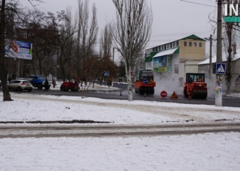 Снег и мороз нам не помеха: на улице Белой в Николаеве решили уложить асфальт