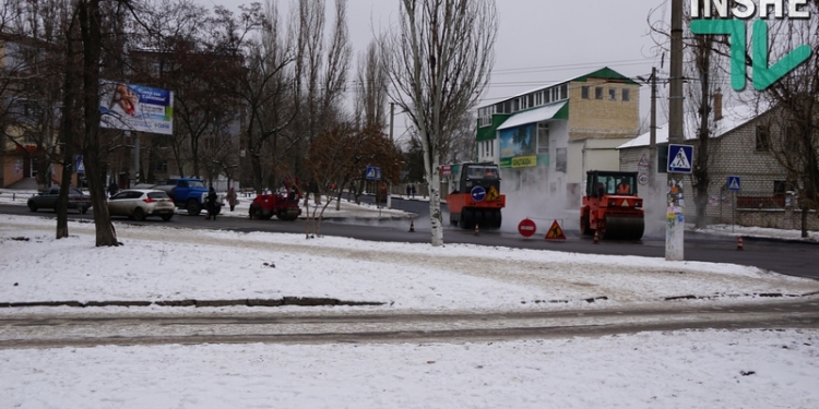 Снег и мороз нам не помеха: на улице Белой в Николаеве решили уложить асфальт