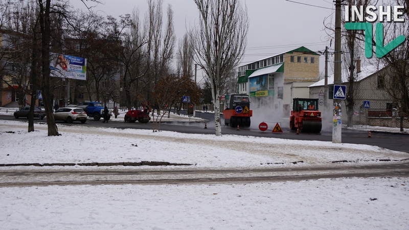 Снег и мороз нам не помеха: на улице Белой в Николаеве решили уложить асфальт 16