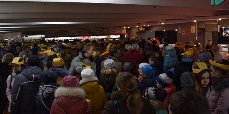 В николаевском супермаркете пытались поставить рекорд по массовому исполнению колядки