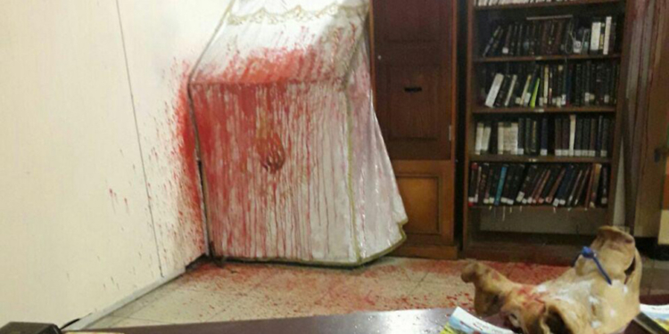 Антисемитский инцидент в Умани: красная краска и свиная голова в синагоге