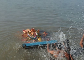 Сплавили по Гангу, потому что сочли мертвой. А она через 40 лет вернулась домой