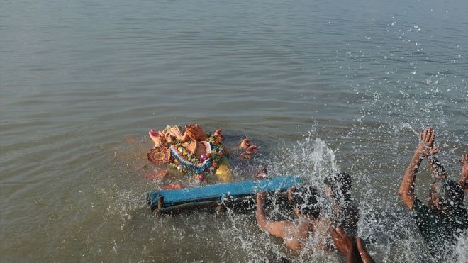 Сплавили по Гангу, потому что сочли мертвой. А она через 40 лет вернулась домой