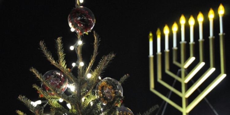 Хороших вам праздников: католики и протестанты празднуют Рождество, иудеи – Хануку