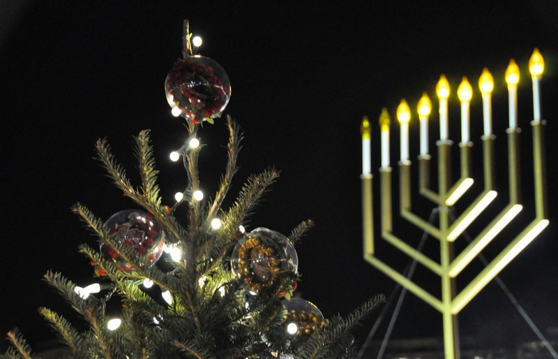Хороших вам праздников: католики и протестанты празднуют Рождество, иудеи – Хануку 1