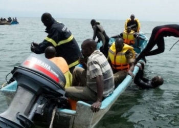 Плыли на рождественский матч: на озере в Уганде перевернулось судно с футболистами и болельщиками