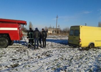 Под Николаевом спасатели вытащили из кювета «Газель»