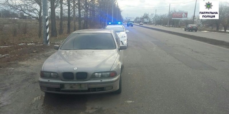 Документы поддельные, номера перебиты, еще и ПДД нарушал: в Николаеве остановили такой BMW 520