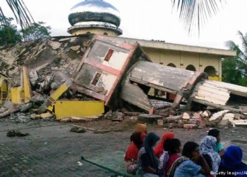 Мощное землетрясение в Индонезии: погибли не менее 25 человек