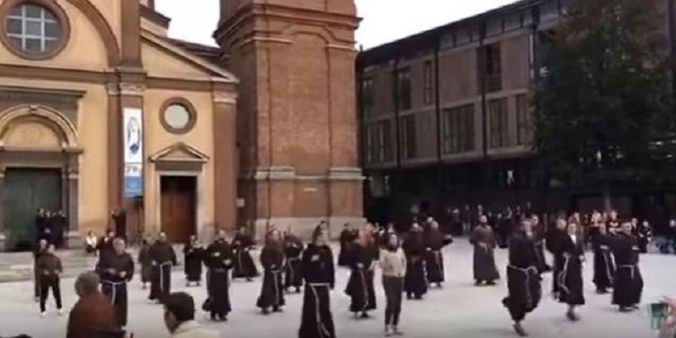 Как были, так и остались ближе к народу: задорная «анимашка» от монахов-францисканцев