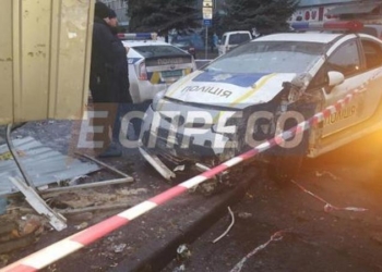 Киевские патрульные на авто врезались в хлебный киоск – обошлось без жертв