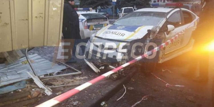 Киевские патрульные на авто врезались в хлебный киоск – обошлось без жертв