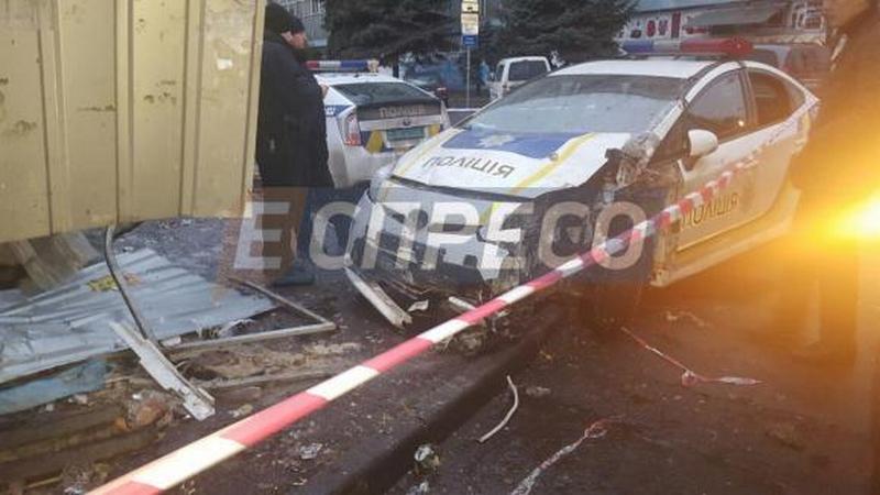 Киевские патрульные на авто врезались в хлебный киоск – обошлось без жертв 2