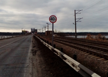 У Черкасс перегруженный автопоезд разрушил плиту перекрытия моста – он вез кукурузу в Николаев