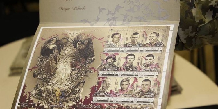 Дочь пограничника, получившая год назад награду за погибшего отца, стала ангелом на коллекционной марке